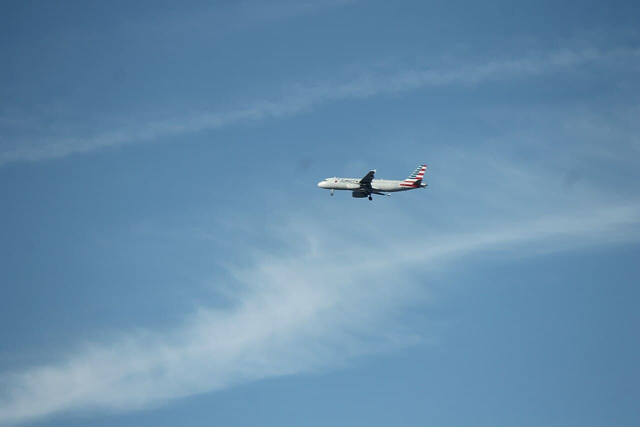 American Airlines Boeing 737 departing Dallas/Fort Worth International Airport on a cloudy day